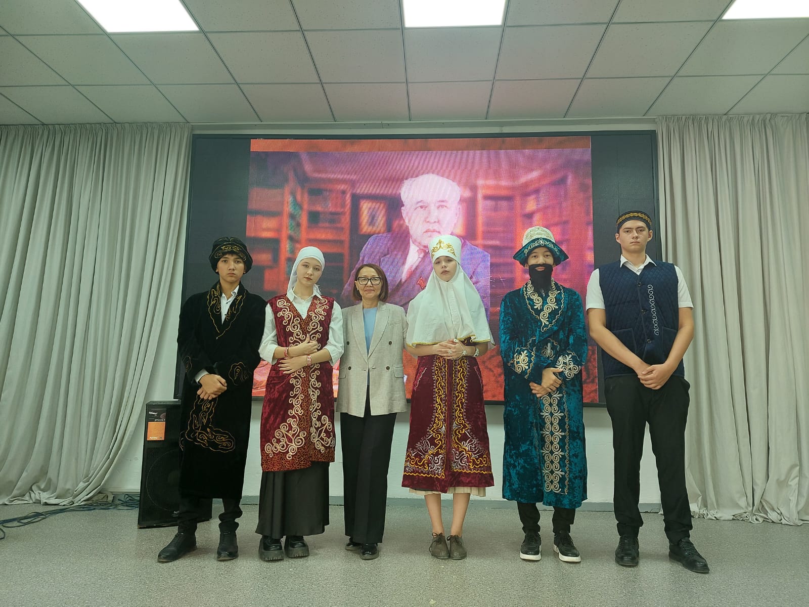 «Әлем таныған Әуезов. Әуезов әлемі » атты  шығармашылық байқауының қалалық кезеңінде  11 «Б» сынып оқушылары театрланған қойылым қойып , жүлделі III орынды иеленді. Дайындаған қазақ тілі және әдебиеті мұғалімі Искакова Г.Р. Құттықтаймыз!