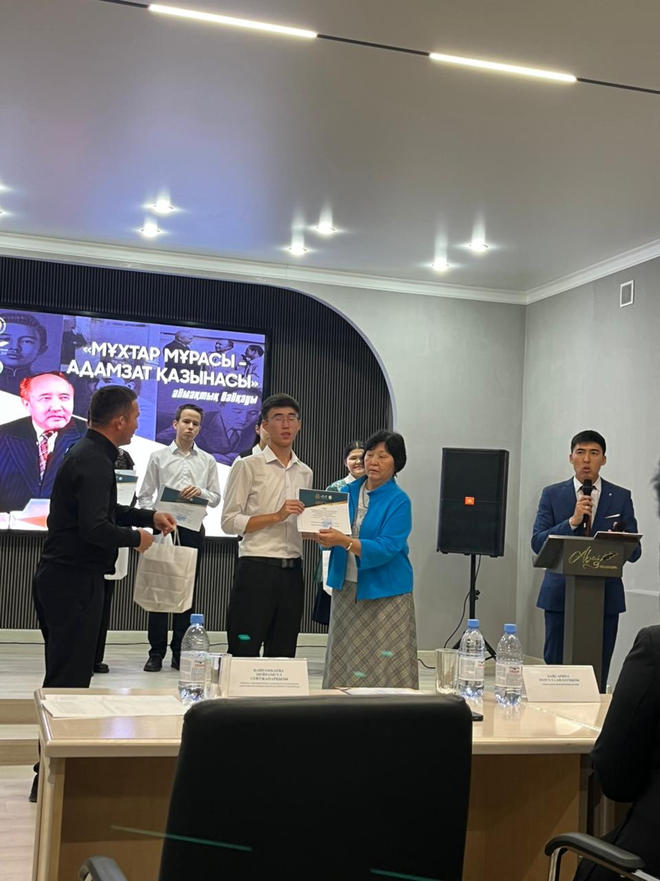 26.09.25  аймақтық " Мұхтар мұрасы- халық қазынасы" атты 2 кезеңнен тұратын  интеллектуалдық сайыста 10 А сынып оқушысы Оразханов Сұңғат 1 Орын алды. Құттықтаймыз! Дайындаған мұғалім Тепышева Б. С.